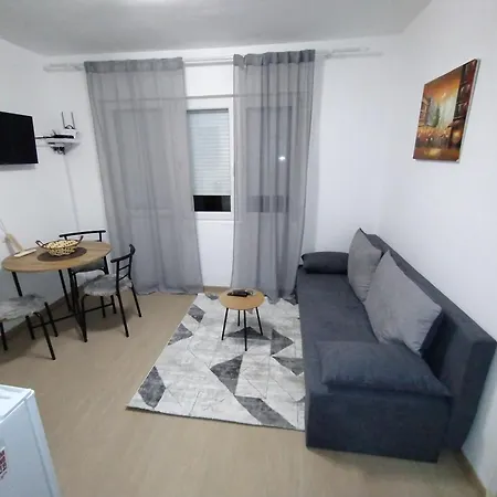 Kucica Lama-кућица * Mali Mokri Lug